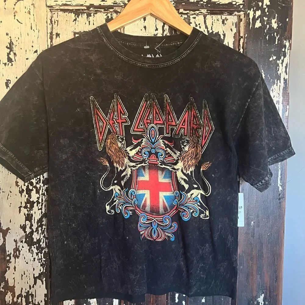 NWT women’s Forever 21 Def Leppard crop acid wash T-shirt. Size S/M.